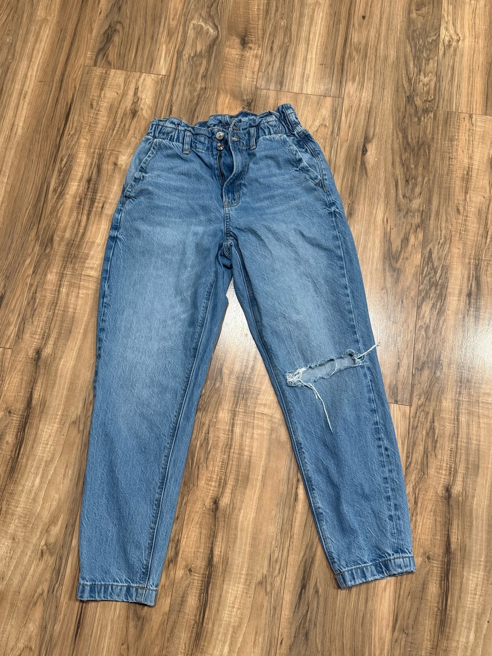 American Eagle Outfitters Light Blue Mom Jeans with Knee Rip